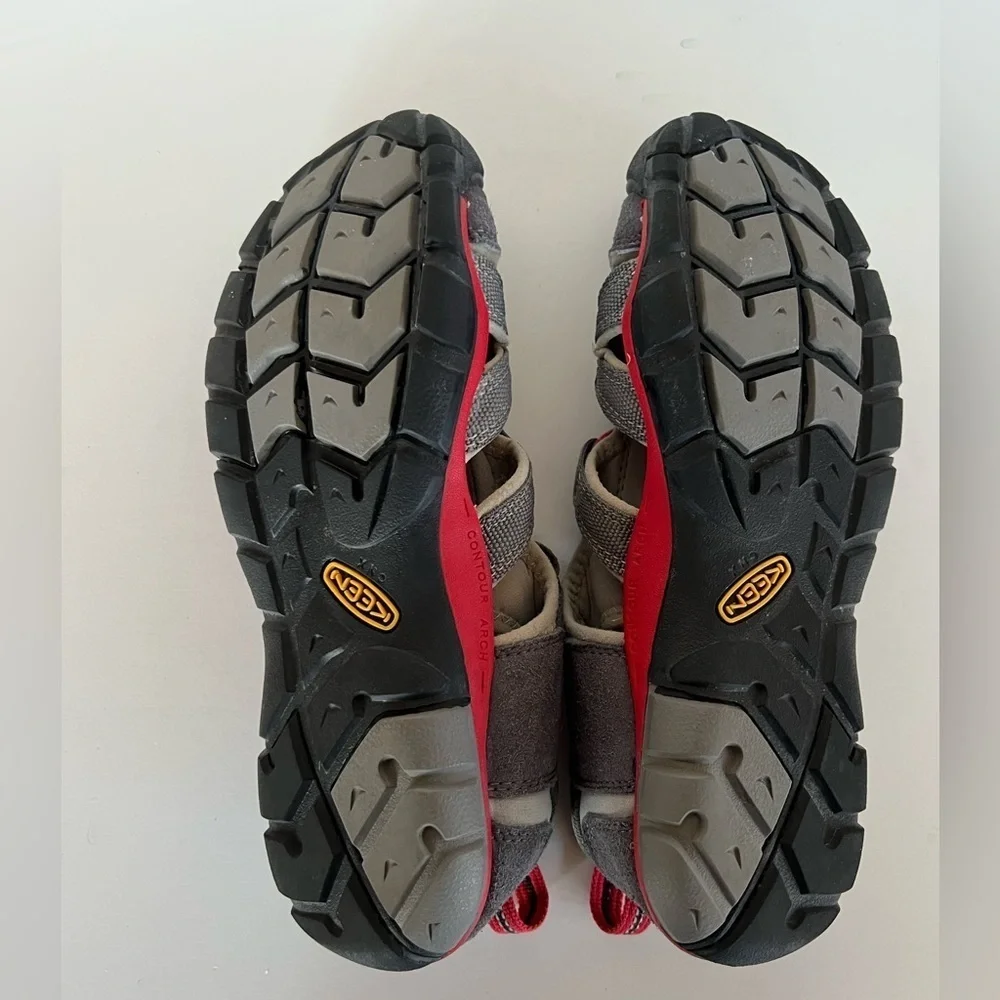 Keen Seacamp II CNX Gray and Red Youth Sandals, Big Boy Size 5